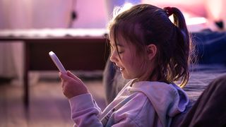 Ecranele și folosirea gadgeturilor &icirc;n exces pot fi responsabile de durerile de cap la copii