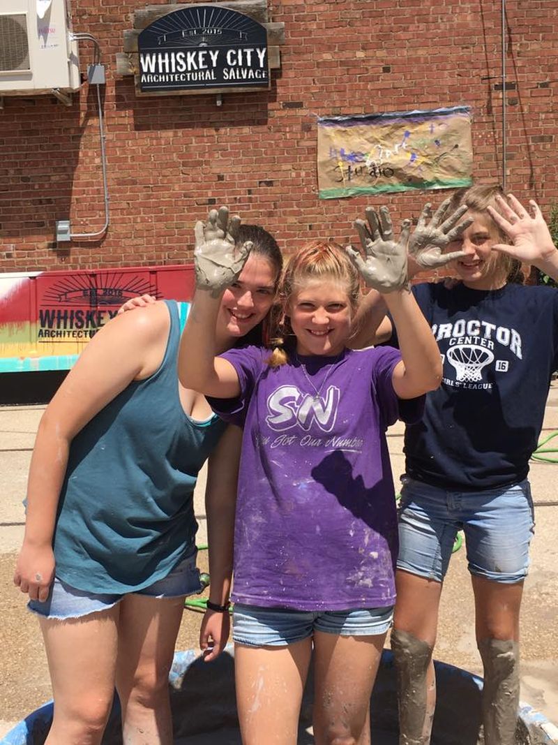 Tânăra Adara Bunn (foto dreapta) avea 17 ani când a fost ucisă cu sânge rece