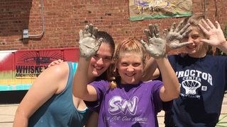 T&acirc;năra Adara Bunn (foto dreapta) avea 17 ani c&acirc;nd a fost ucisă cu s&acirc;nge rece