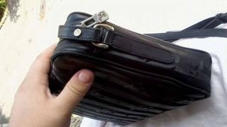 Un bărbat și-a uitat în autobuz borseta cu mii de euro, lire sterline, dar și 80 de grame de aur