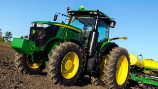 Accident teribil. Un bărbat a fost rănit, după ce a fost prins sub un tractor, chiar sub privirile celor doi copii