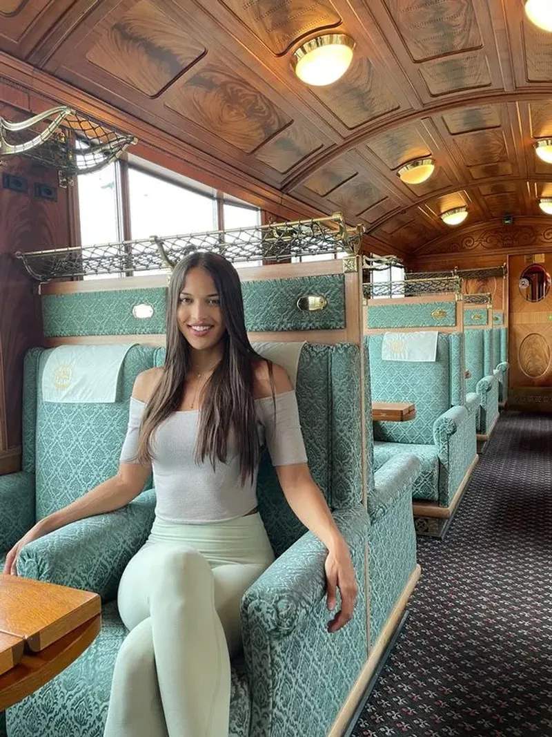 Kirstina face vlogging și blogging turistic