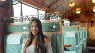 Kirstina face vlogging și blogging turistic