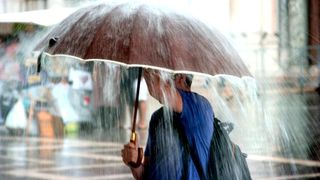 Ploi torențiale peste toată țara, descărcări electrice, grindină și vânt cu aspect de vijelie