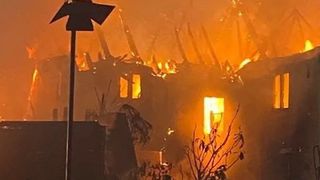 Incendiul a fost deosebit de violent, iar din clădirea care valora 800.000 de lire sterline nu au mai rămas decât zidurile