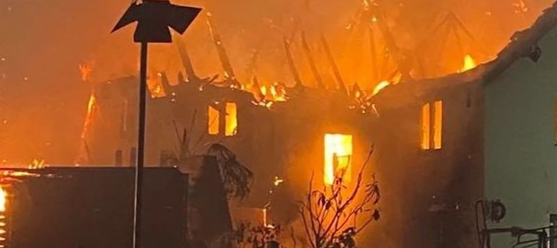 Incendiul a fost deosebit de violent, iar din clădirea care valora 800.000 de lire sterline nu au mai rămas decât zidurile