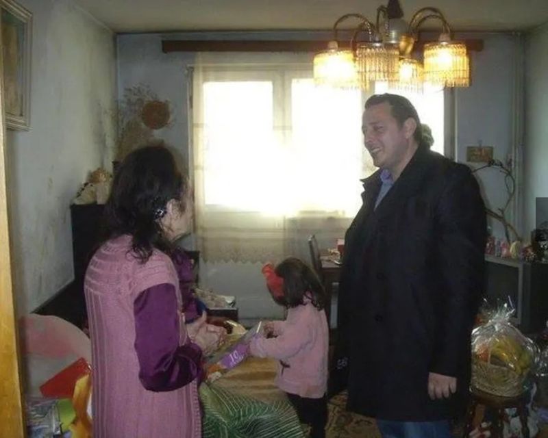 FOTO - Adriana Iliescu și fiica ei locuiesc într-o casă veche și modestă. Cum arată locuința celei mai bătrâne mame din România?