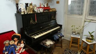 FOTO - Adriana Iliescu și fiica ei locuiesc într-o casă veche și modestă. Cum arată locuința celei mai bătrâne mame din România?