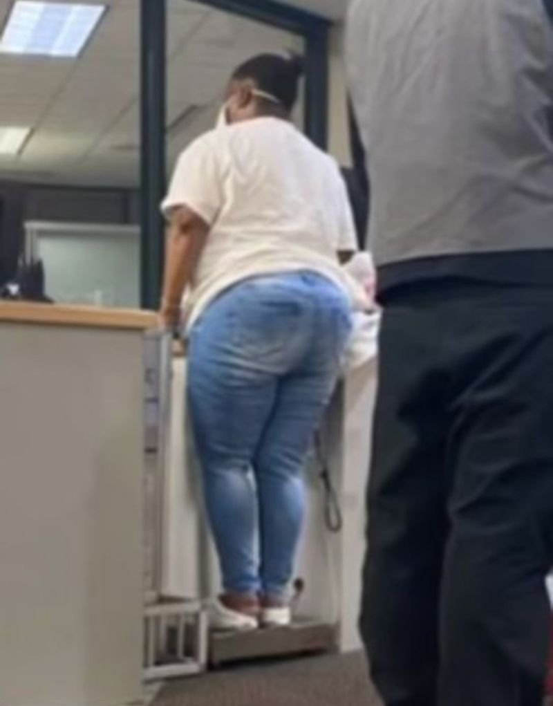 Situație de toată jena în aeroport! O femeie a fost cântărită ca un bagaj înainte de îmbarcare