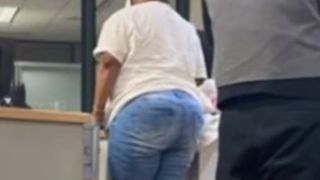 Situație de toată jena în aeroport! O femeie a fost cântărită ca un bagaj înainte de îmbarcare