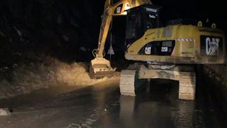 Alunecare de teren în Suceava. Drumul este blocat pe ambele sensuri