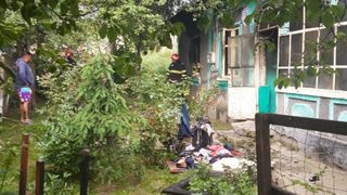 Alarma au dat-o două vecine, speriate de fum și flăcări.