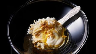 Incredibil cât poate să coste această înghețată! Cel mai scump desert din lume se serveşte după instrucţiuni speciale