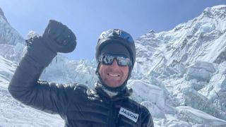 Un bărbat de 40 de ani a murit după ce a atins v&acirc;rful Everest. &bdquo;A stat &icirc;n v&acirc;rful acestei lumi, dar din păcate nu a mai venit acasă&rdquo;