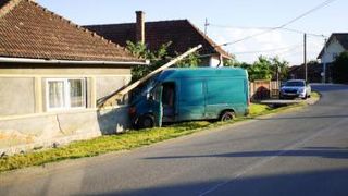 Un șofer beat din Cluj a făcut schimb de locuri cu fratele lui, după ce a intrat cu mașina în pereții unei case