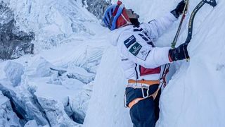 Magar, care s-a &icirc;nrolat &icirc;n armata britanică &icirc;n 1999, și-a pierdut ambele picioare după ce a călcat pe un dispozitiv exploziv improvizat.