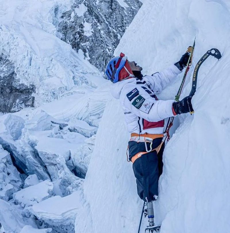 Magar, care s-a înrolat în armata britanică în 1999, și-a pierdut ambele picioare după ce a călcat pe un dispozitiv exploziv improvizat.