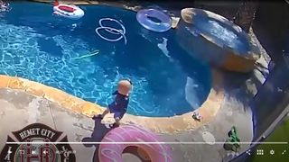 VIDEO. Momentul șocant &icirc;n care un băiețel de 1 an alunecă &icirc;n piscină, iar tatăl lui sare să-l salveze