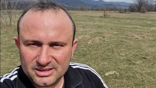 FOTO - Povestea incredibilă a unui fost polițist rom&acirc;n, plecat la muncă &icirc;n străinătate. A ales să &icirc;și schimbe viața radical, &icirc;nființ&acirc;ndu-și o fermă de capre &icirc;n Rom&acirc;nia