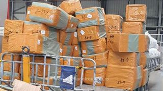 Captură uriașă pe Aeroportul Otopeni: trei tone de produse contrafăcute din China au fost confiscate