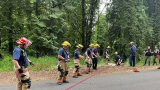 Bărbatul a fost dus cu ambulanța la o școală din apropiere, de unde un elicopter Lifeflight l-a preluat.