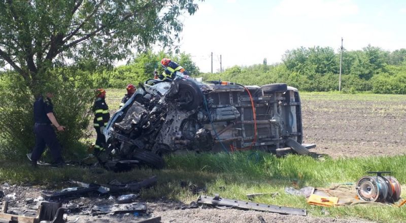 Din păcate, toţi cei trei au fost declaraţi morţi chiar la faţa locului, în ciuda eforturilor medicilor, care au încercat zeci de minute să-i resusciteze.