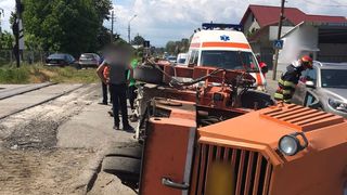 Un utilaj pentru decopertat asfaltul a fost acroșat de tren, în Rădăuți. Conducătorul utilajului a avut nevoie de îngrijiri medicale