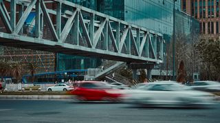 Un bărbat cercetat pentru abuz domestic și-a pus capăt zilelor după ce a sărit de pe o pasarelă: "Chiar nu-mi pasă. M-ați dezamăgit"