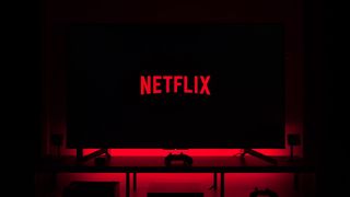 Netflix introduce taxa de partajare a conturilor în România. Ce trebuie să știe utilizatorii?