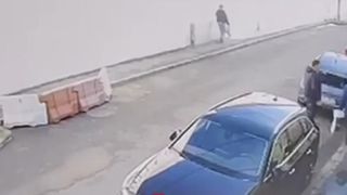 Fiul femeii a depus imediat pl&acirc;ngere la poliţie şi deşi această agresiune s-a &icirc;nt&acirc;mplat &icirc;n luna martie nu au fost luate p&acirc;nă acum măsuri.