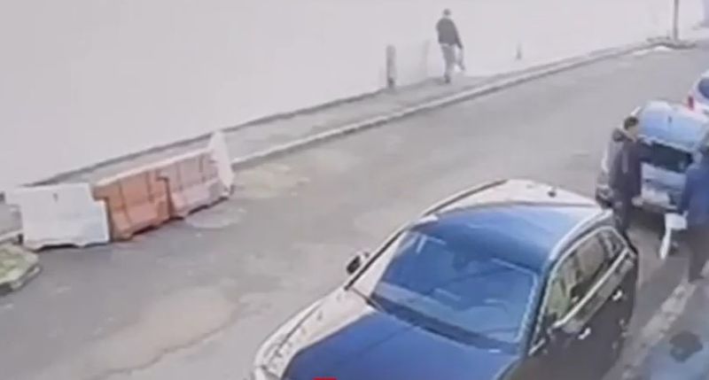 Fiul femeii a depus imediat plângere la poliţie şi deşi această agresiune s-a întâmplat în luna martie nu au fost luate până acum măsuri.