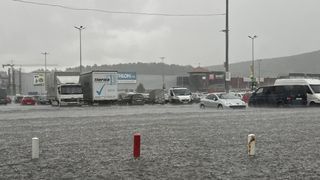 Ploile torențiale au provocat pagube serioase în Cluj-Napoca. Parcarea unui mall a fost inundată