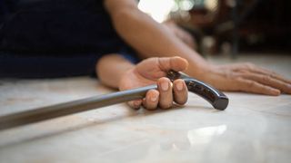 O bătrână a decedat după polițiștii au rănit-o cu un aparat de electroșocuri. Femeia locuia la azil