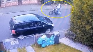 Doi băieți pe o bicicletă au murit după o urmărire cu o mașină de poliție! Oamenii sunt revoltați