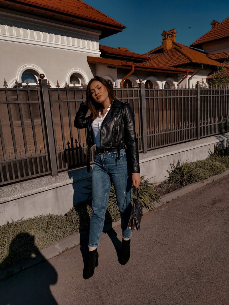 Andreea este una dintre cele mai frumoase polițiste din România. Zilele trecute, tânăra a oprit cu focuri de armă un șofer problematic