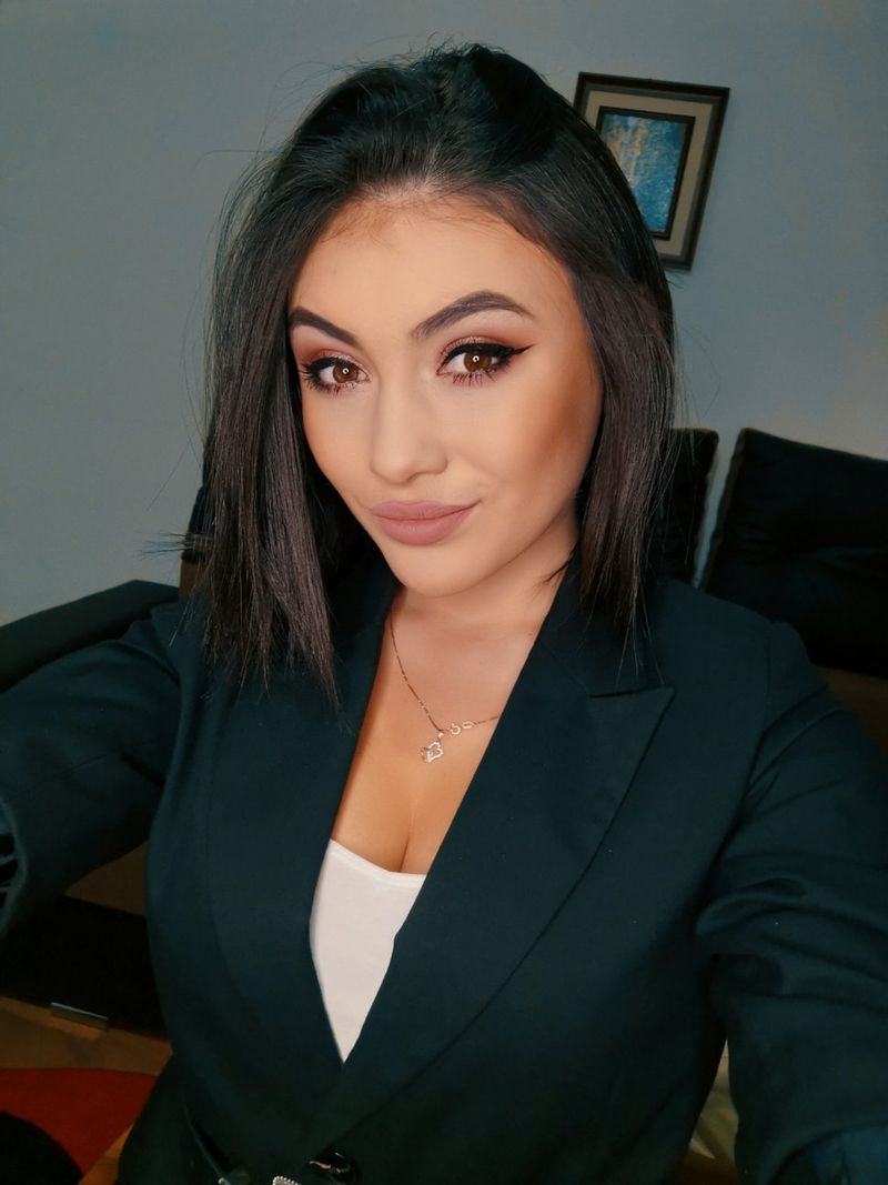 Andreea este una dintre cele mai frumoase polițiste din România. Zilele trecute, tânăra a oprit cu focuri de armă un șofer problematic