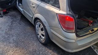 FOTO/VIDEO - Un microbuz cu 12 copii a fost implicat &icirc;ntr-un accident a fost implicat &icirc;ntr-un accident, &icirc;n Sadova. Pompierii militari au intervenit