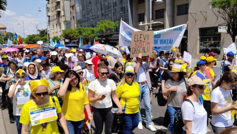 Purtătorul de cuvânt al Guvernul a menţionat că pentru personalul didactic auxiliar Guvernul va oferi în luna iunie a acestui an suma de 1.000 de lei