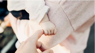 Vrei să știi mereu că bebelușul tău este în siguranță? CINCI motive pentru care să alegi un baby monitor