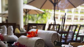 Bărbatul este cercetat pentru "lovire sau alte violenţe" şi distrugere.