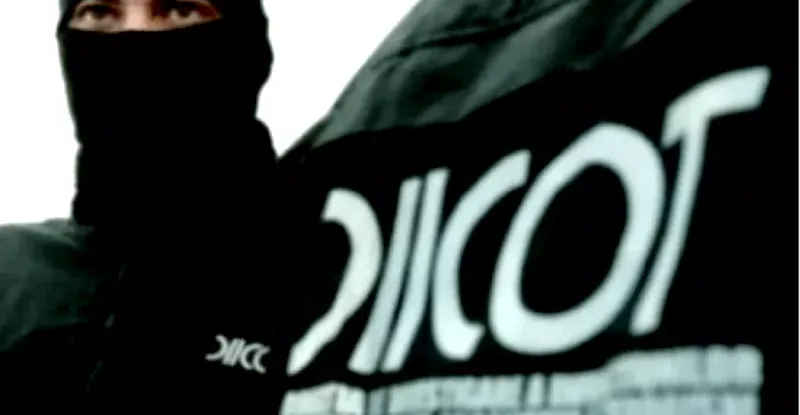 În perioada 2021-2022, unul dintre membrii grupării a recrutat o persoană vătămată, pe care, ulterior, a exploatat-o