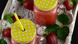 Rețetă socată de căpșuni. Răcoroasă, delicioasă și ușor de preparat chiar la tine acasă!