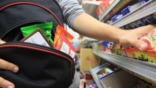 Un tânăr din Oradea a fost arestat preventiv pentru furt. Acesta a dat două spargeri într-o singură zi