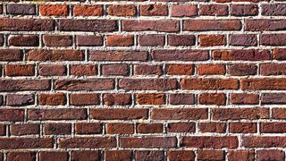 Un român a murit după ce zidul unei case pe care încerca să o demoleze a căzut peste el