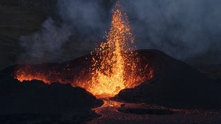 Zborurile de pe aeroporturile internaţionale - afectate de erupţia vulcanului Popocatepetl