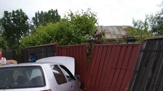 Un minor din D&acirc;mbovița a intrat cu mașina &icirc;n gardul unei case