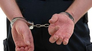 Un bărbat din Argeș a fost arestat preventiv după ce a încălcat ordinul de protecţie care îi interzicea să se apropie de sora sa