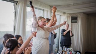 Mireasă abandonată de mire &icirc;n fața altarului. Ce decizie neașteptată a luat femeia de 27 de ani