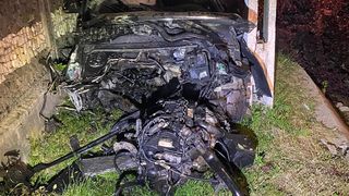 FOTO - Accident rutier grav în Bistrița-Năsăud. O mașină condusă de un tânăr  s-a făcut bucăți, după ce a intrat într-un stâlp de electricitate