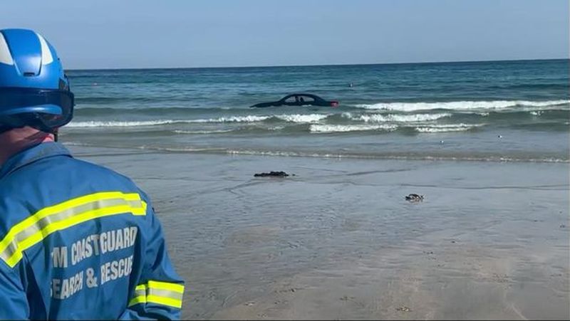 Gărzile de coastă au fost chemate apoi să inspecteze BMW-ul pentru a verifica dacă se afla cineva înăuntru.